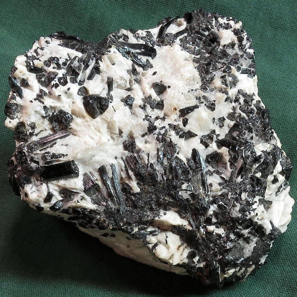 Prismatic tourmalime in quartz